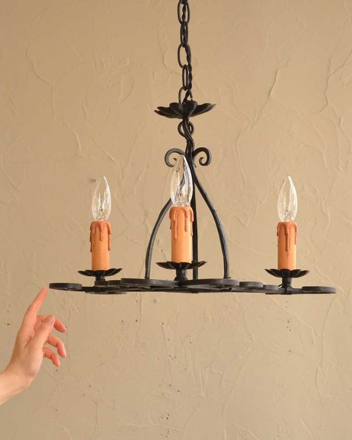 シャンデリア　照明・ライティング　フランスで見つけたアイアン製のアンティークシャンデリア（3灯タイプ）。。(k-2649-z)