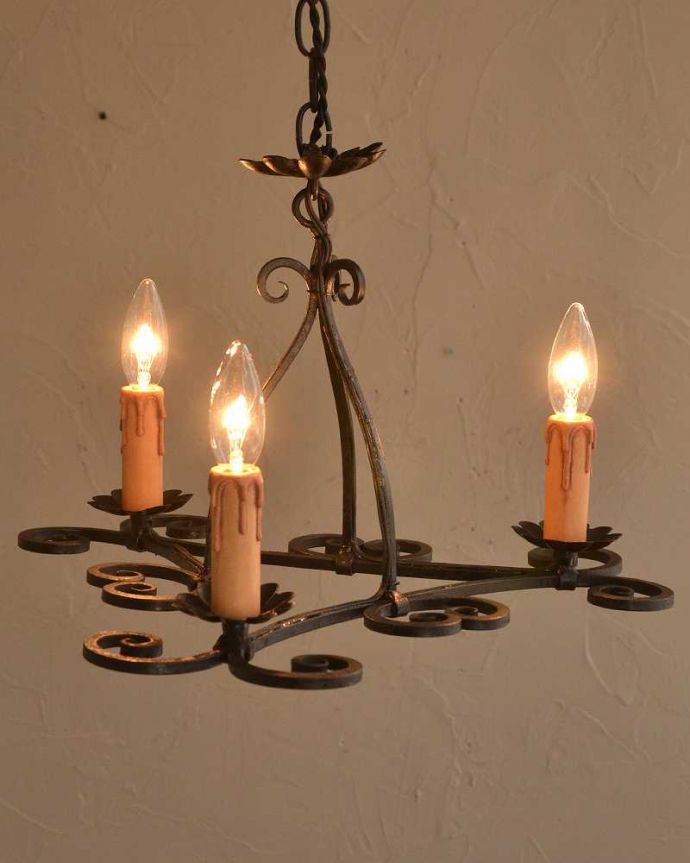 シャンデリア　照明・ライティング　フランスで見つけたアイアン製のアンティークシャンデリア（3灯タイプ）。。(k-2649-z)