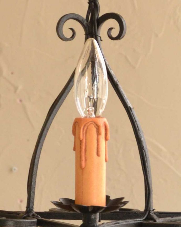 シャンデリア　照明・ライティング　フランスで見つけたアイアン製のアンティークシャンデリア（3灯タイプ）。。(k-2649-z)