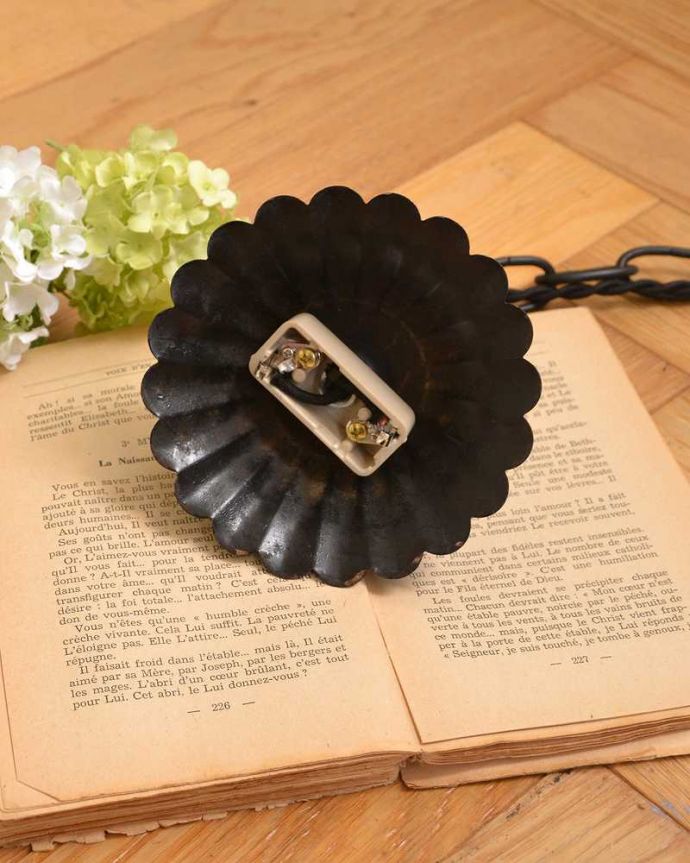 シャンデリア　照明・ライティング　フランスで見つけたアイアン製のアンティークシャンデリア（3灯タイプ）。引っ掛けタイプです自分でも取り付け出来る引っ掛けシーリング仕様で加工してあります。(k-2649-z)