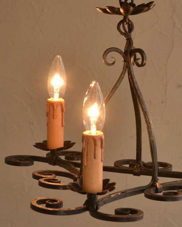 シャンデリア　照明・ライティング　フランスで見つけたアイアン製のアンティークシャンデリア（3灯タイプ）。。(k-2649-z)