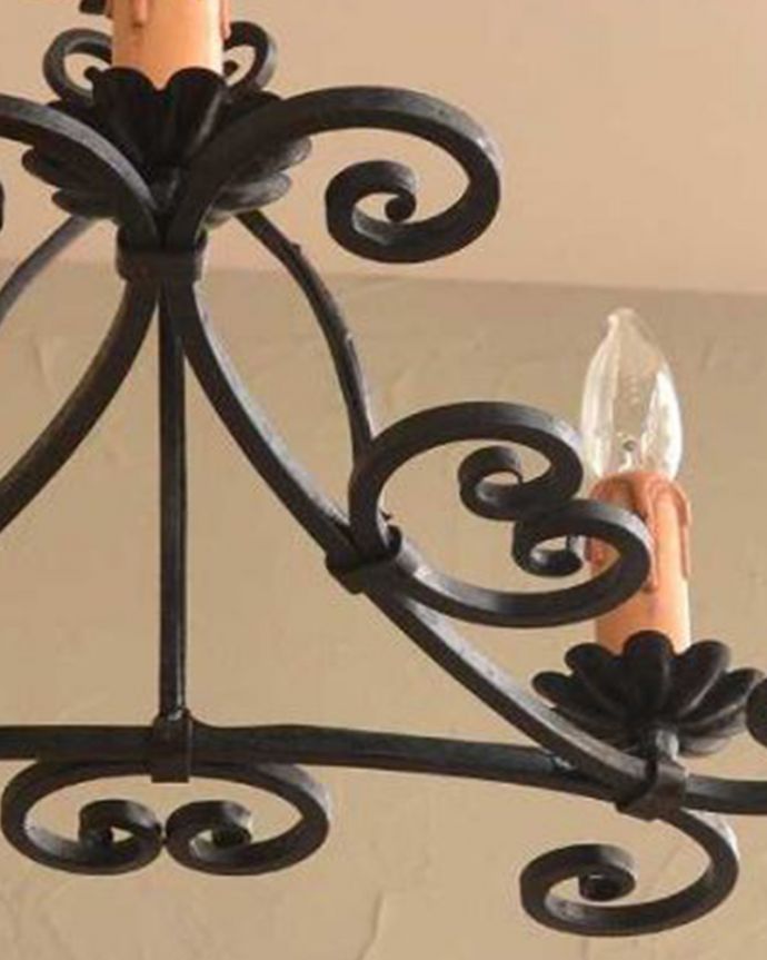 シャンデリア　照明・ライティング　フランスで見つけたアイアン製のアンティークシャンデリア（3灯タイプ）。。(k-2649-z)