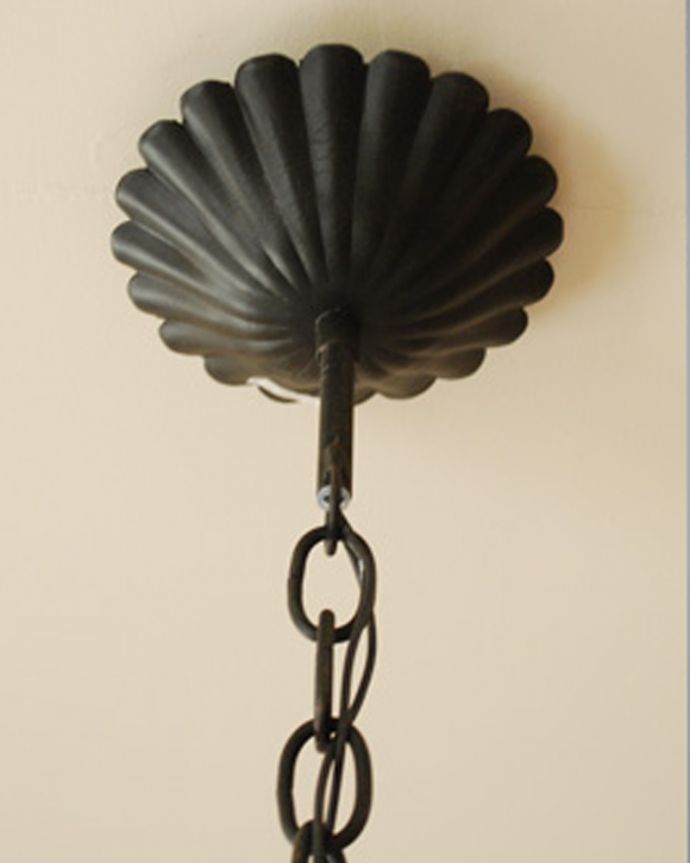 シャンデリア　照明・ライティング　フランスで見つけたアイアン製のアンティークシャンデリア（3灯タイプ）。カバーも付いています。(k-2649-z)