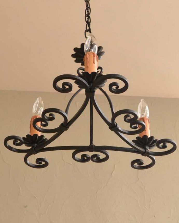 シャンデリア　照明・ライティング　フランスで見つけたアイアン製のアンティークシャンデリア（3灯タイプ）。。(k-2649-z)