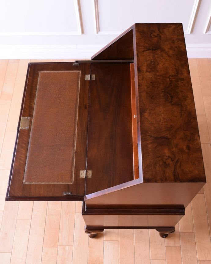 ビューロー　アンティーク家具　英国のアンティーク家具、木目の美しい猫脚のビューロー（ウォールナット材）。気になるデスクの天板やっぱりデスクで一番気になるのが天板。(k-2651-f)