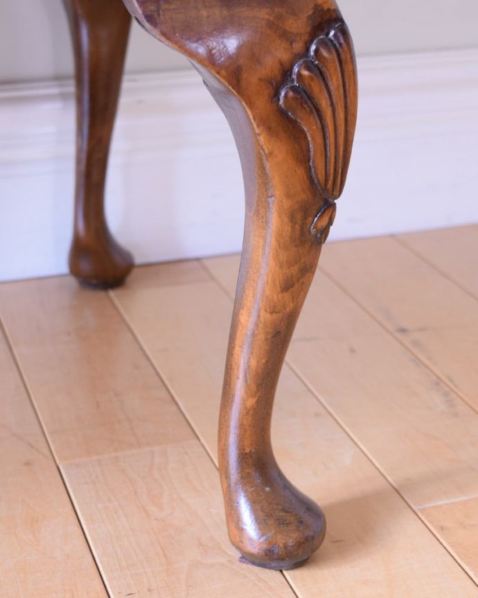 ビューロー　アンティーク家具　英国のアンティーク家具、木目の美しい猫脚のビューロー（ウォールナット材）。女性１人でラクラ運べちゃうんですHandleのアンティークは、脚の裏にフェルトキーパーをお付けしています。(k-2651-f)