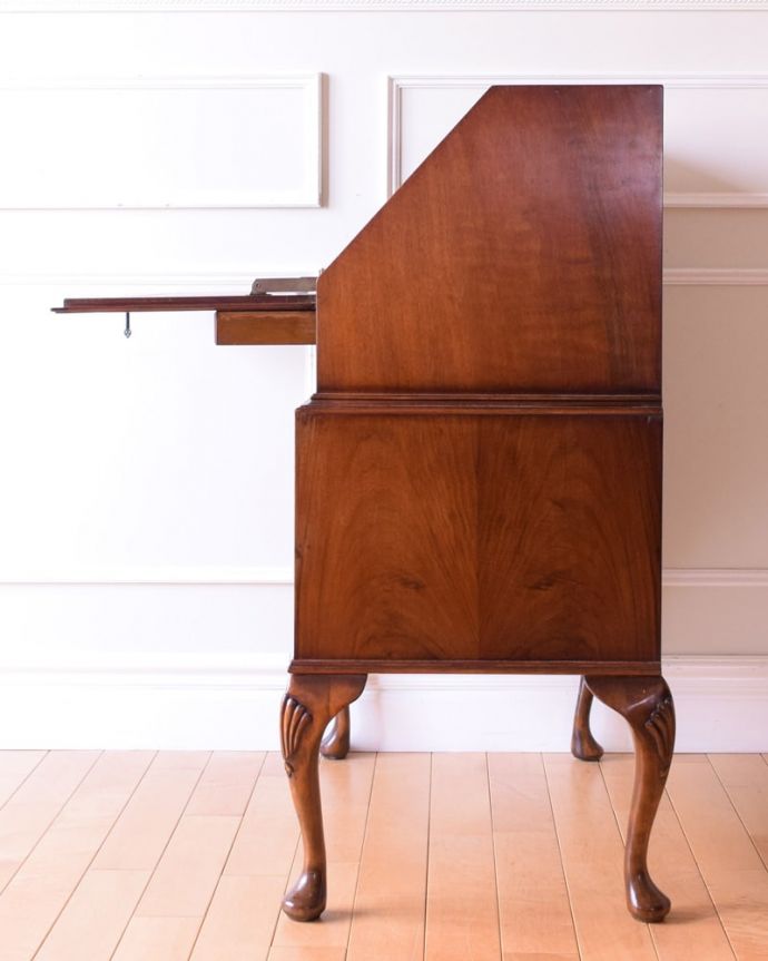 ビューロー　アンティーク家具　英国のアンティーク家具、木目の美しい猫脚のビューロー（ウォールナット材）。横から見ても素敵なんですもちろん、横から見られてもいいようにキレイに仕上げてあります。(k-2651-f)