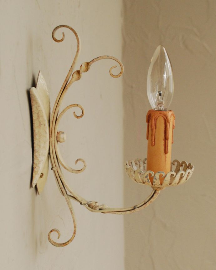 壁付けブラケット　照明・ライティング　フランスらしい凝ったアイアン曲線が美しいアンティーク のウォールシャンデリア。。(k-2651-z)