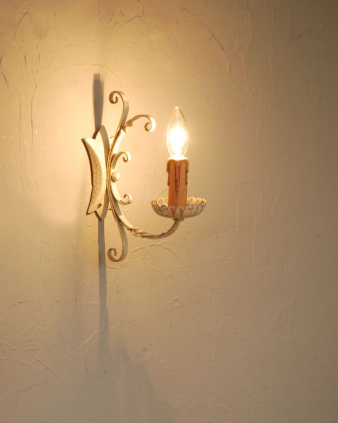 壁付けブラケット　照明・ライティング　フランスらしい凝ったアイアン曲線が美しいアンティーク のウォールシャンデリア。。(k-2651-z)