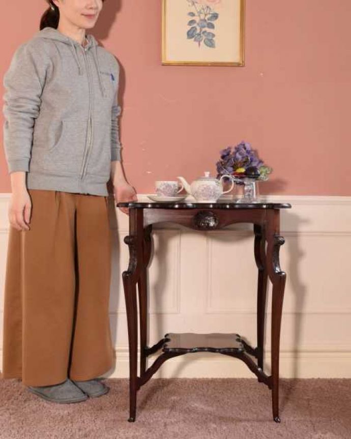 アンティークのオケージョナルテーブル