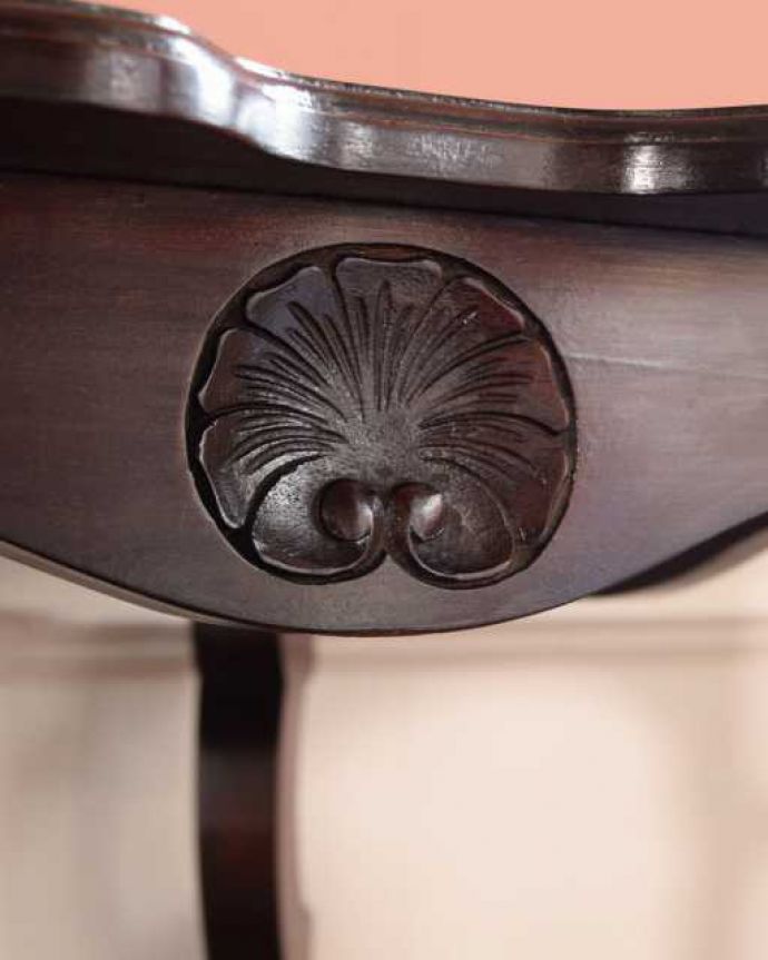 英国アンティーク家具らしい装飾