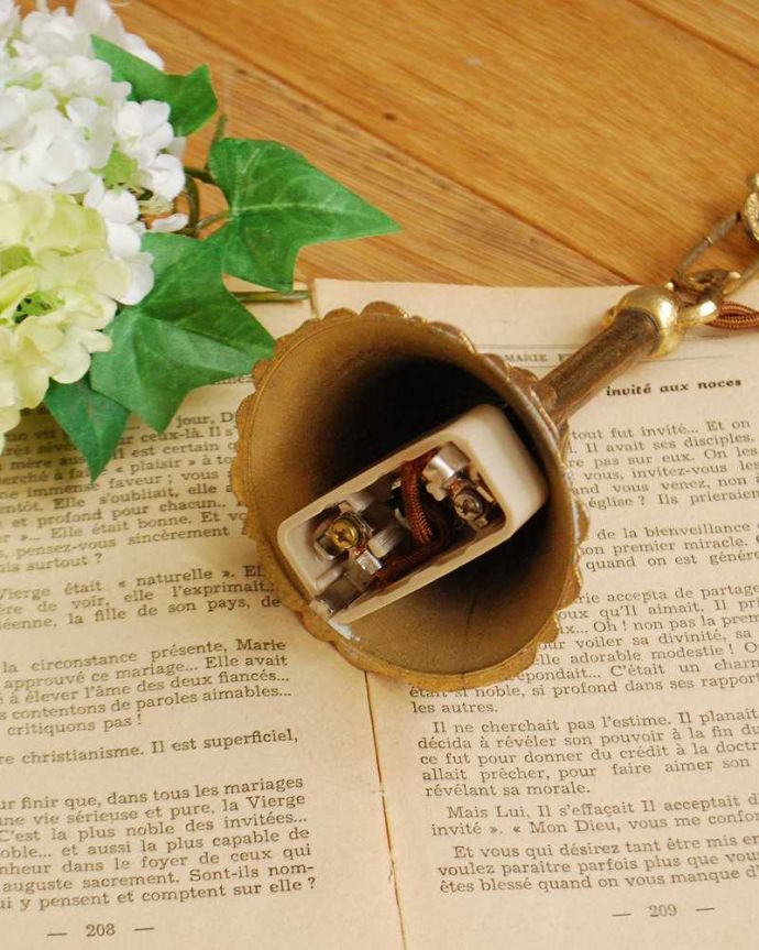 シャンデリア　照明・ライティング　イギリスアンティークの真鍮シャンデリア（3灯）。。(k-2652-z)