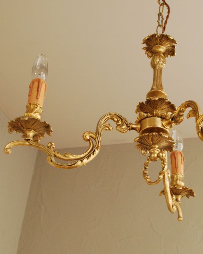 シャンデリア　照明・ライティング　イギリスアンティークの真鍮シャンデリア（3灯）。。(k-2652-z)