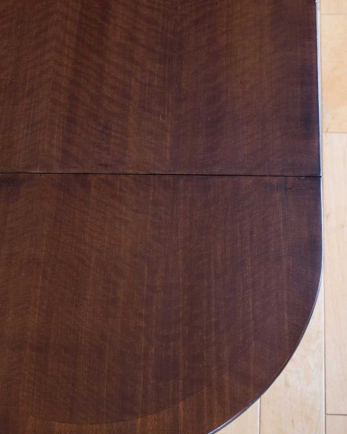 アンティークのテーブル　アンティーク家具　伸長式のめずらしいローテーブル、英国アンティークのローテーブル。天板を近くから見ると･･･Handlleでは修復の際、古い塗装を剥離して再塗装を施していますので、天板もキレイに仕上がっています。(k-2653-f)