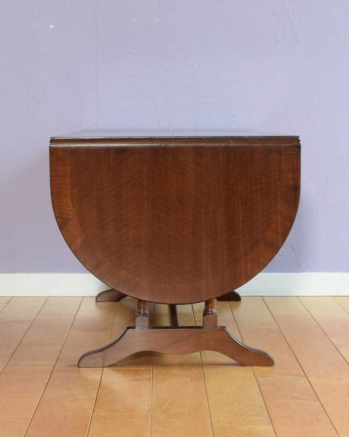 アンティークのテーブル　アンティーク家具　伸長式のめずらしいローテーブル、英国アンティークのローテーブル。天板を畳むとこんな感じ閉じたときは、また違った表情を見せて楽しませてくれます。(k-2653-f)