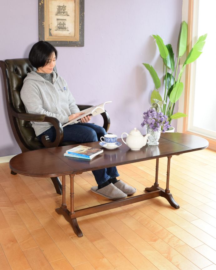 アンティークのテーブル　アンティーク家具　伸長式のめずらしいローテーブル、英国アンティークのローテーブル。蝶の羽がモチーフになった美しいテーブルまるで蝶々が羽を広げるように折りたたみが出来るところから名前が付けられた「バタフライ（蝶々）テーブル」。(k-2653-f)