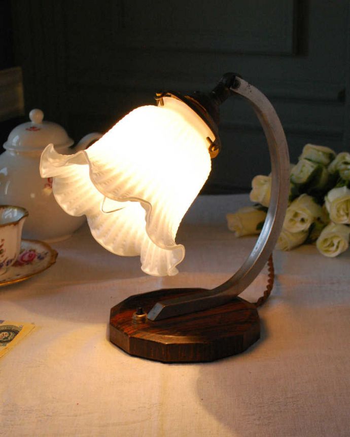 スタンドライト　照明・ライティング　木製の土台とお花のシェードがオシャレなアンティークテーブルランプ（シェード付き）。。(k-2653-z)