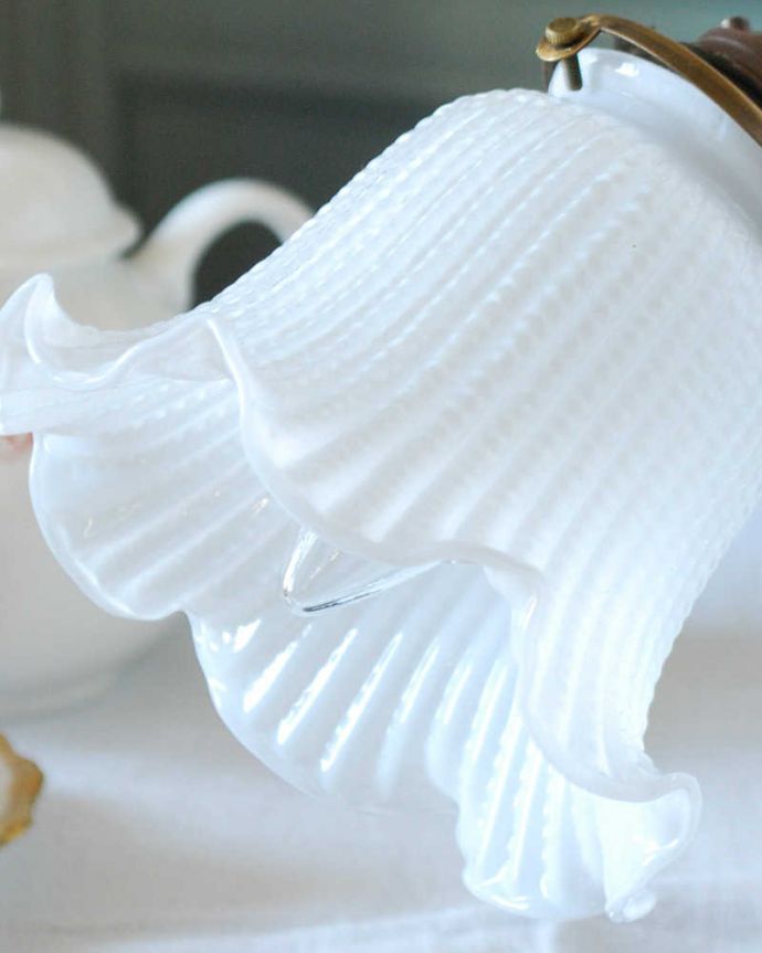 スタンドライト　照明・ライティング　木製の土台とお花のシェードがオシャレなアンティークテーブルランプ（シェード付き）。。(k-2653-z)