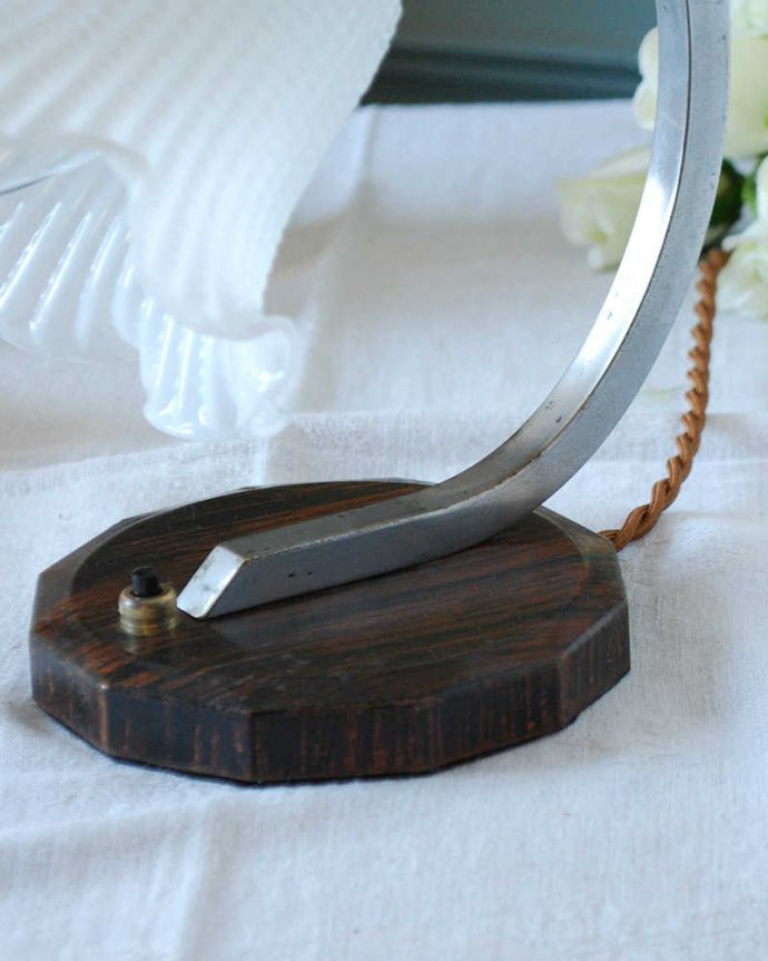 スタンドライト　照明・ライティング　木製の土台とお花のシェードがオシャレなアンティークテーブルランプ（シェード付き）。。(k-2653-z)