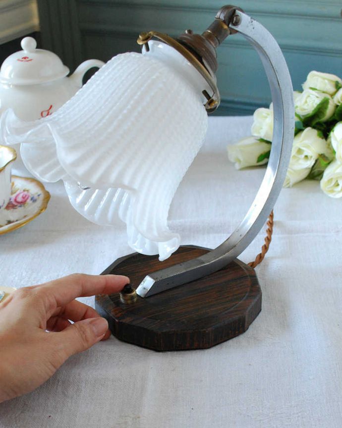 スタンドライト　照明・ライティング　木製の土台とお花のシェードがオシャレなアンティークテーブルランプ（シェード付き）。。(k-2653-z)