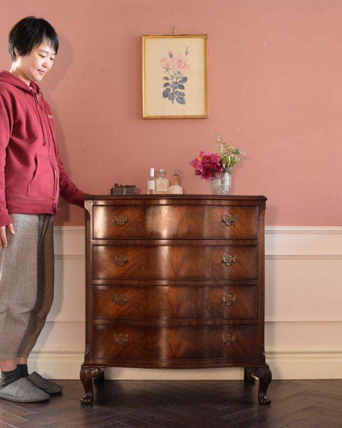 アンティークのチェスト　アンティーク家具　英国で出会った美しいアンティーク家具、チェストオブドロワーズ（4段）。大人の雰囲気漂う人気の英国チェストシンプルなデザインだからこそ木目の美しさが際立つチェスト。(k-2654-f)