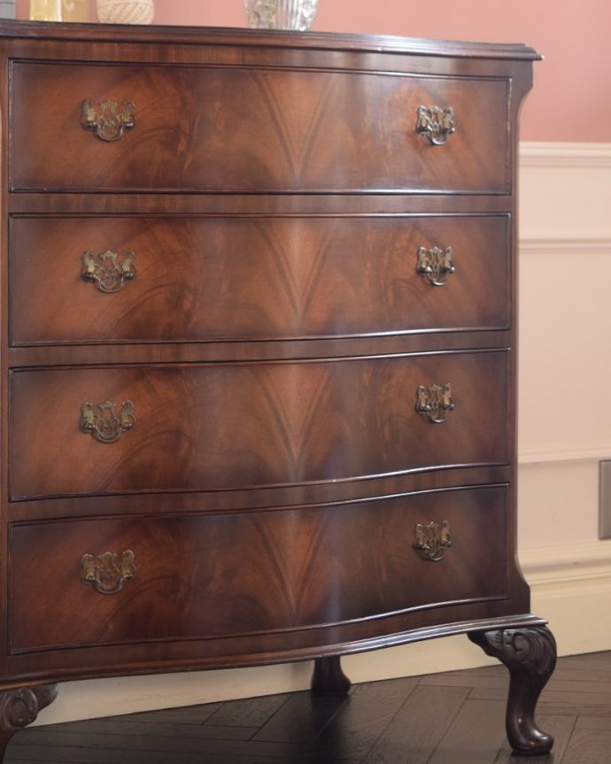 アンティークのチェスト　アンティーク家具　英国で出会った美しいアンティーク家具、チェストオブドロワーズ（4段）。アンティークだから手に入る質の良さ現代では手に入れることが出来ない質のいい素材が使われているのもアンティーク家具の特長。(k-2654-f)