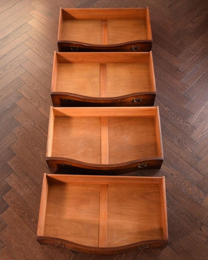 アンティークのチェスト　アンティーク家具　英国で出会った美しいアンティーク家具、チェストオブドロワーズ（4段）。引き出しの中もキレイに修復しましたお洋服を入れてもいいように、引き出しの中も専門の職人が時間をかけてしっかり修復しました。(k-2654-f)