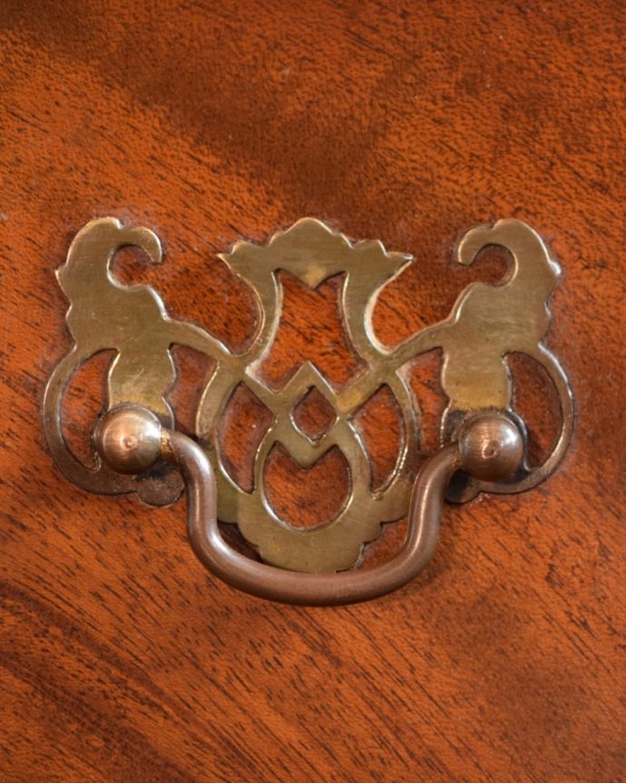 アンティークのチェスト　アンティーク家具　英国で出会った美しいアンティーク家具、チェストオブドロワーズ（4段）。アンティークらしい取っ手アンティーク家具は取っ手のデザインまで、なんだか高級感があるんですよね。(k-2654-f)