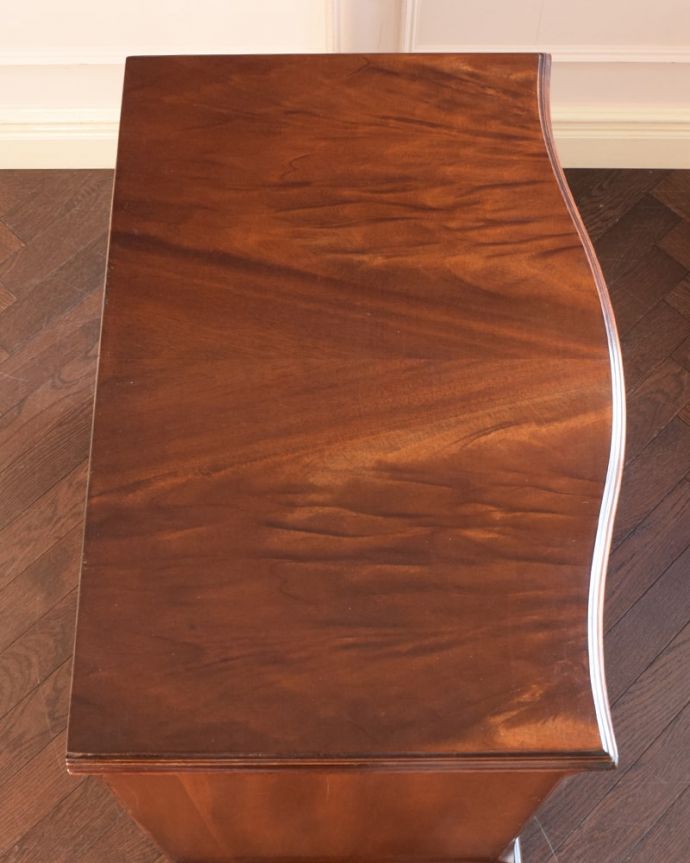 アンティークのチェスト　アンティーク家具　英国で出会った美しいアンティーク家具、チェストオブドロワーズ（4段）。ピカピカに仕上げましたHandleでは修復の時、天板の塗装も一度剥離してキレイに仕上げました。(k-2654-f)