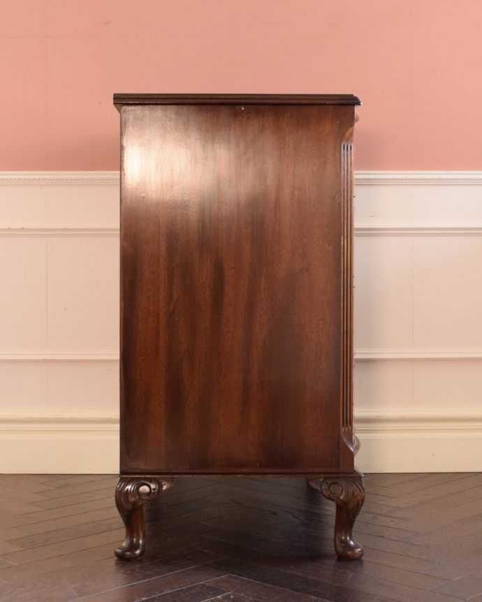 アンティークのチェスト　アンティーク家具　英国で出会った美しいアンティーク家具、チェストオブドロワーズ（4段）。横顔もキレイですどこから見られても絵になるスタイル。(k-2654-f)