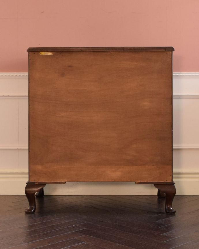 アンティークのチェスト　アンティーク家具　英国で出会った美しいアンティーク家具、チェストオブドロワーズ（4段）。後ろ姿も見て下さいアンティークは新品ではないので、もちろん経年変化によるキズはありますが、専門の職人が修復しました。(k-2654-f)