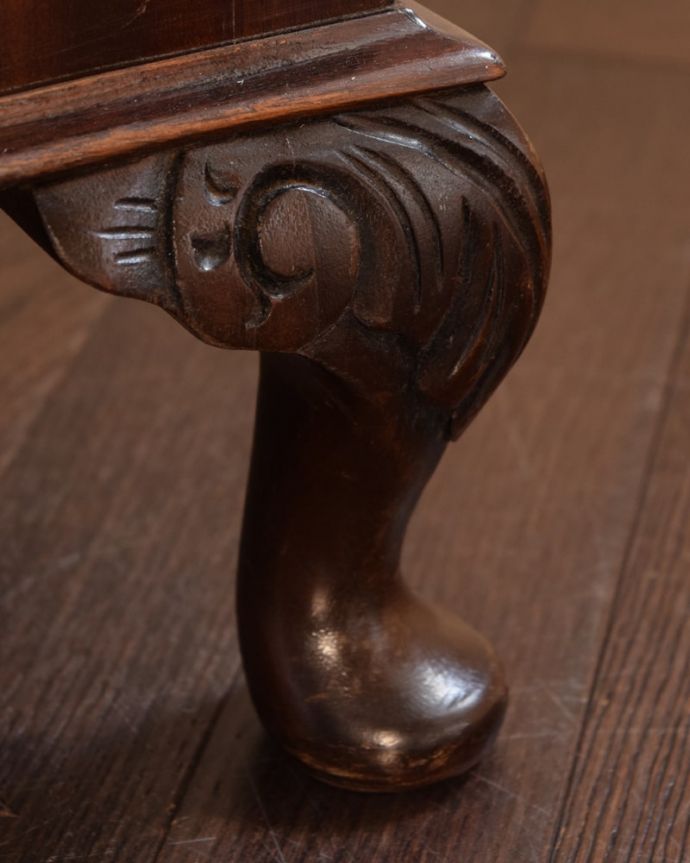 アンティークのチェスト　アンティーク家具　英国で出会った美しいアンティーク家具、チェストオブドロワーズ（4段）。女性1人でラクラク運べちゃう仕掛けHandleのアンティークは、脚の裏にフェルトキーパーをお付けしています。(k-2654-f)