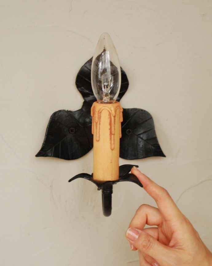 壁付けブラケット　照明・ライティング　葉っぱのモチーフでお部屋を壁から照らしてくれるアンティーク のウォールランプ。壁のアクセサリーでお部屋をオシャレに大変身日本ではあまり使わない壁付けのシャンデリア。(k-2654-z)