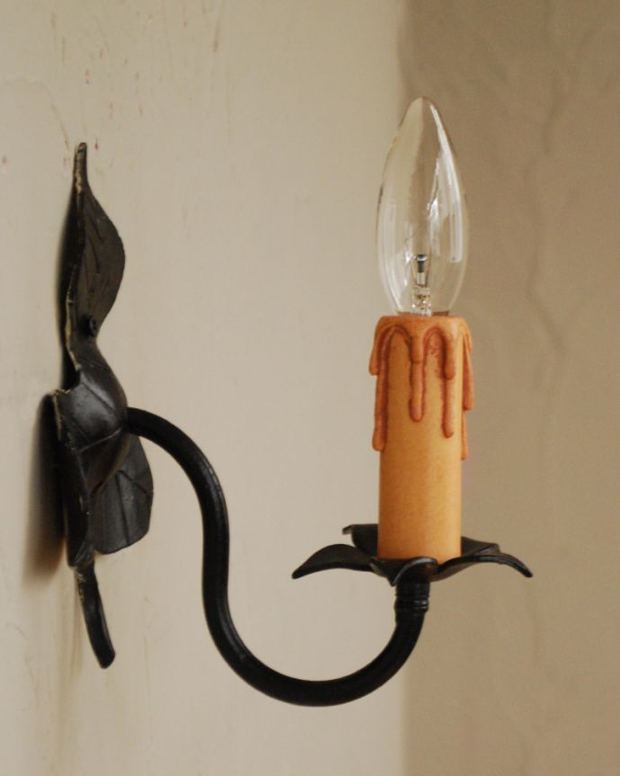 壁付けブラケット　照明・ライティング　葉っぱのモチーフでお部屋を壁から照らしてくれるアンティーク のウォールランプ。横から見ると･･･壁を彩るシャンデリアは横から見てもステキです。(k-2654-z)