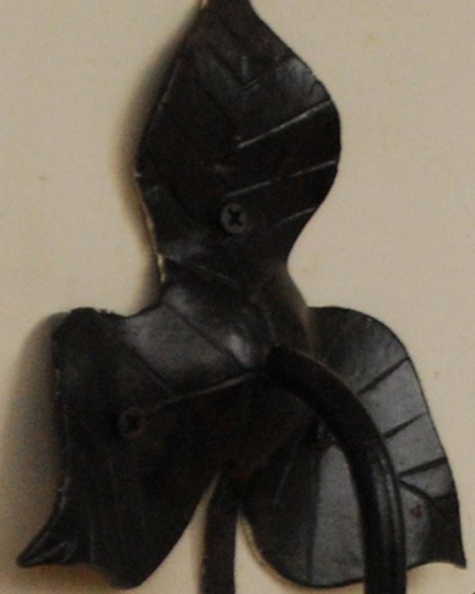 壁付けブラケット　照明・ライティング　葉っぱのモチーフでお部屋を壁から照らしてくれるアンティーク のウォールランプ。ステキなデザインにうっとりアンティークらしい美しいデザインはお部屋をよりステキに魅せてくれます。(k-2654-z)