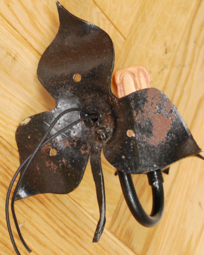 壁付けブラケット　照明・ライティング　葉っぱのモチーフでお部屋を壁から照らしてくれるアンティーク のウォールランプ。しっかり修復しました日本仕様の新しい配線で修復しました。(k-2654-z)