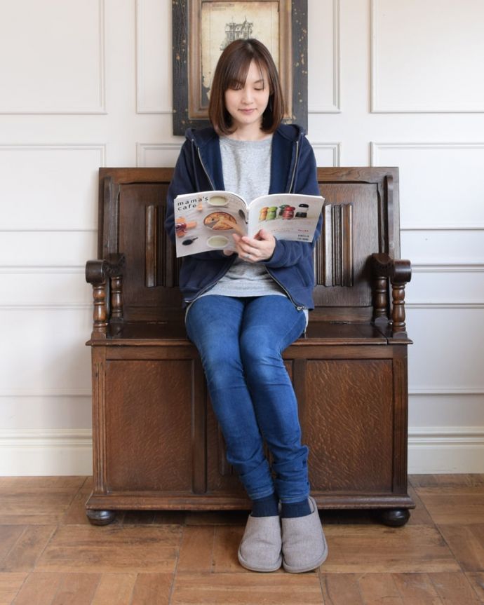 ブランケットボックス・収納ボックス　アンティーク家具　英国アンティークらしい家具、モンクスベンチ（ベンチテーブル）。ここに座るだけで貴婦人気分いろんな使い方が出来て、本当に便利な家具です。(k-2655-f)