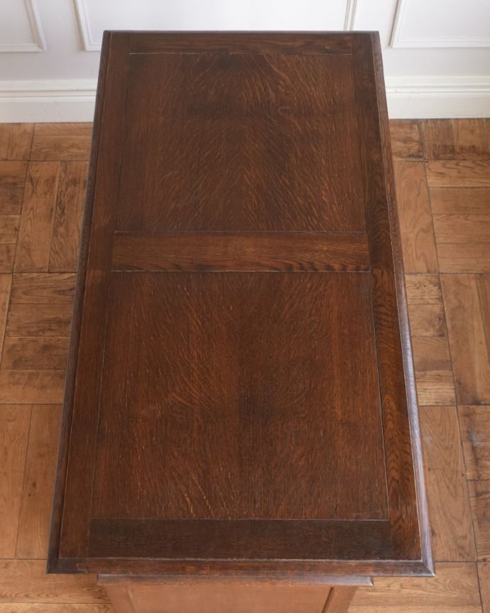 ブランケットボックス・収納ボックス　アンティーク家具　英国アンティークらしい家具、モンクスベンチ（ベンチテーブル）。天板もピカピカに仕上げました一番目立つ場所だから、修復の時、天板もキレイに仕上げました。(k-2655-f)