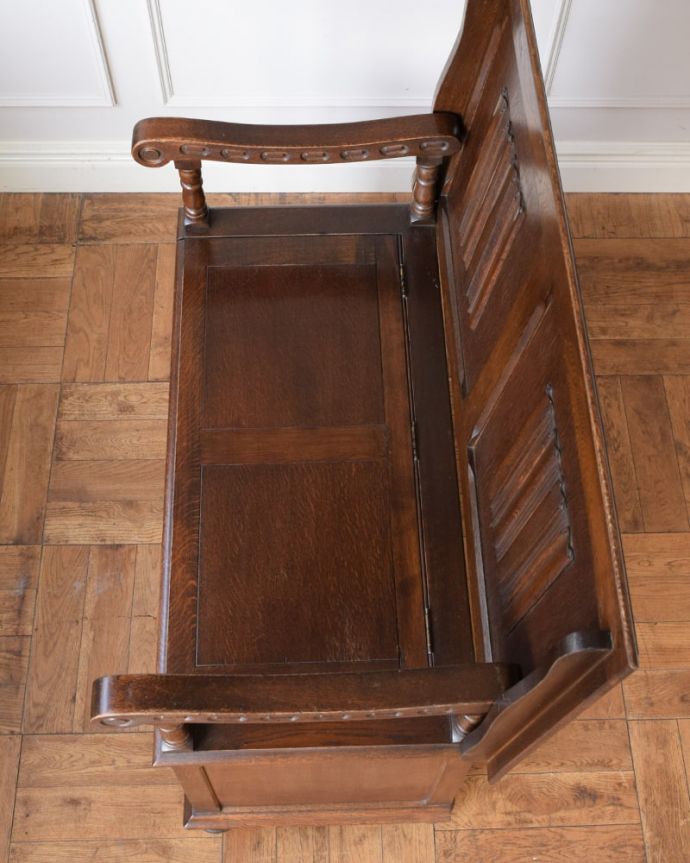 ブランケットボックス・収納ボックス　アンティーク家具　英国アンティークらしい家具、モンクスベンチ（ベンチテーブル）。天板を立てると・・・ベンチ代わりにも使えます。(k-2655-f)