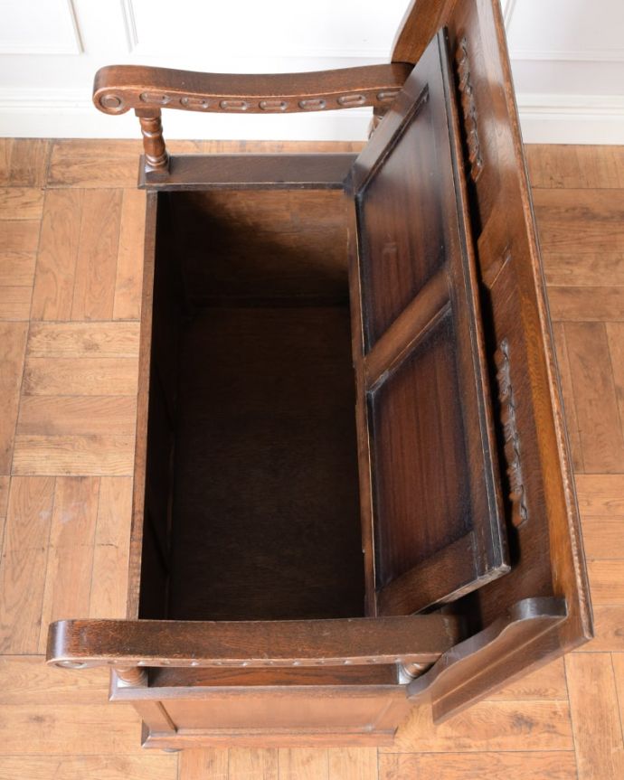 ブランケットボックス・収納ボックス　アンティーク家具　英国アンティークらしい家具、モンクスベンチ（ベンチテーブル）。フタを開くと･･･本やクッション、ブランケットなど、リビングで散らかっているものをたっぷり収納できます。(k-2655-f)