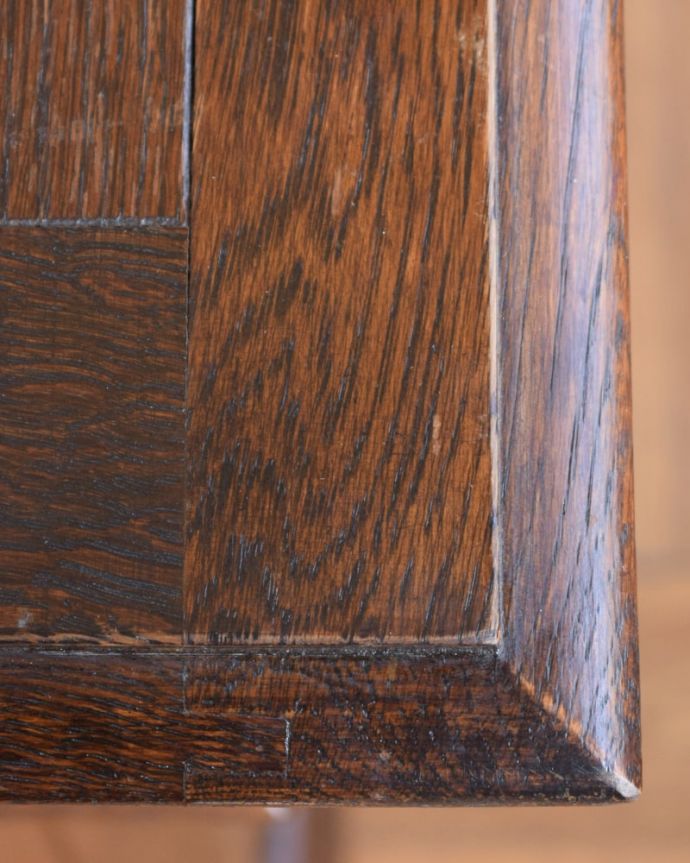 ブランケットボックス・収納ボックス　アンティーク家具　英国アンティークらしい家具、モンクスベンチ（ベンチテーブル）。近くで見ると･･･テーブル代わりにも使えるモンクスベンチ。(k-2655-f)