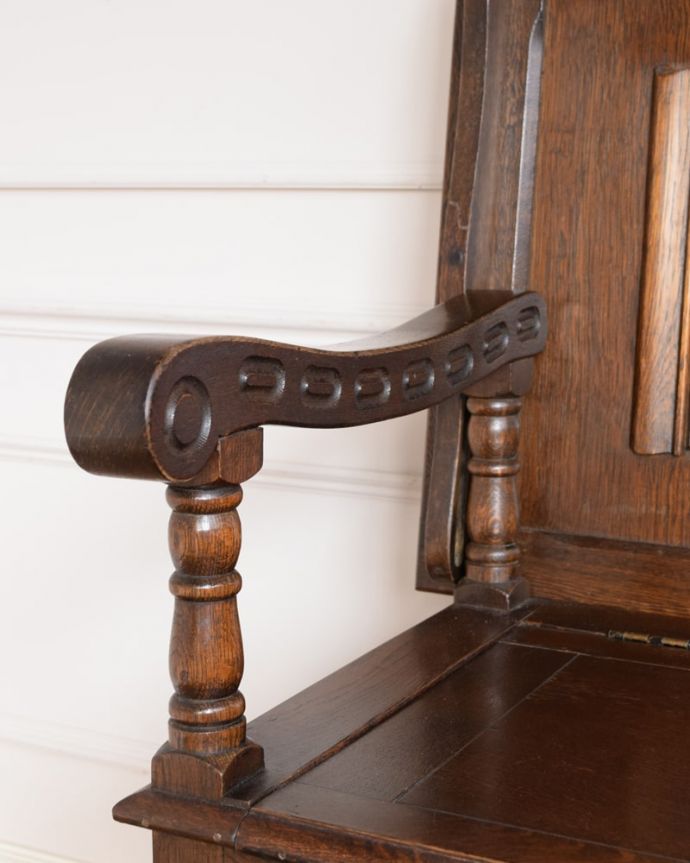 ブランケットボックス・収納ボックス　アンティーク家具　英国アンティークらしい家具、モンクスベンチ（ベンチテーブル）。デザインされたアーム部分肘を掛けれるようにデザインされたアームの形まで優雅なんです。(k-2655-f)