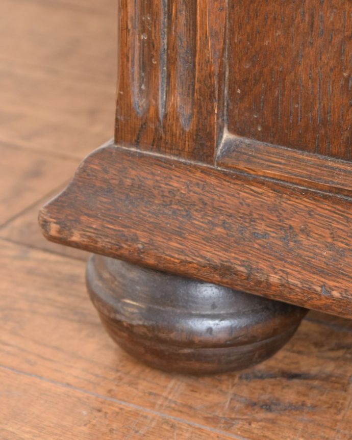 ブランケットボックス・収納ボックス　アンティーク家具　英国アンティークらしい家具、モンクスベンチ（ベンチテーブル）。女性1人でラクラク運べちゃう仕掛けHandleのアンティークは、脚の裏にフェルトキーパーをお付けしています。(k-2655-f)