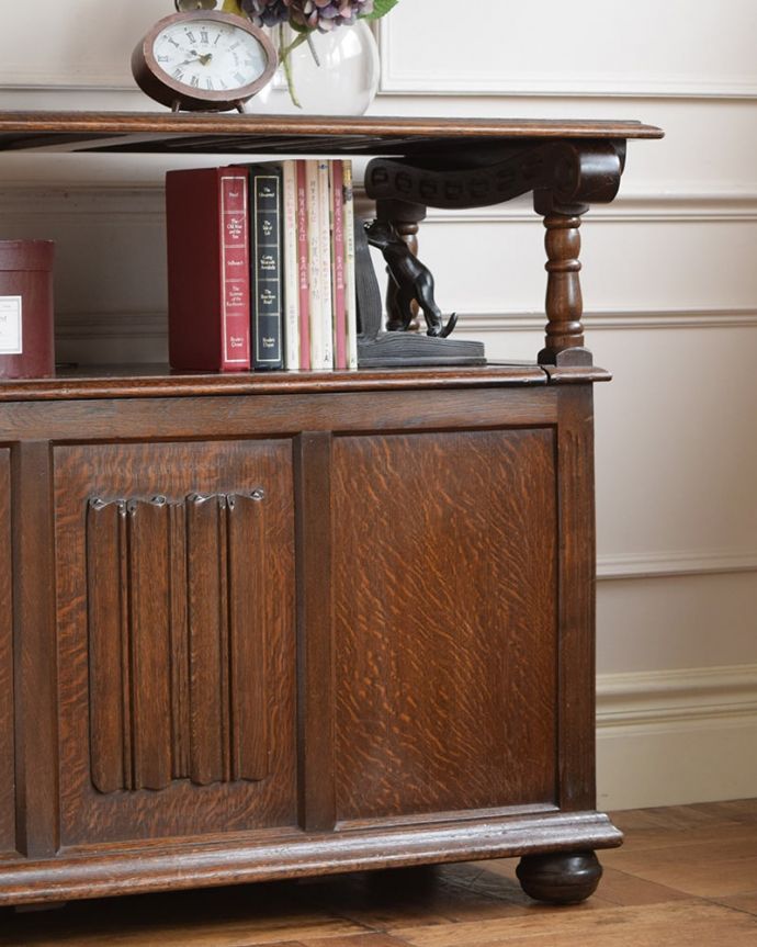 ブランケットボックス・収納ボックス　アンティーク家具　英国アンティークらしい家具、モンクスベンチ（ベンチテーブル）。アンティークらしい彫りの美しさが魅力豪華な彫りの美しさがアンティークらしい雰囲気。(k-2655-f)