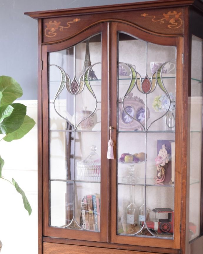 アンティークのキャビネット アンティーク家具 アールヌーボーデザインのアンティーク家具、ステンドグラス扉が美しいガラスキャビネット。まずはステンドグラスを楽しみましょう現代のように機械が発達していない時代に作られたステンドグラス。(k-2656-f)