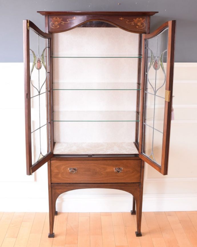 アンティークのキャビネット アンティーク家具 アールヌーボーデザインのアンティーク家具、ステンドグラス扉が美しいガラスキャビネット。扉を開けてみると・・・職人がキレイに修復して、背板も新しい生地に張替えました。(k-2656-f)