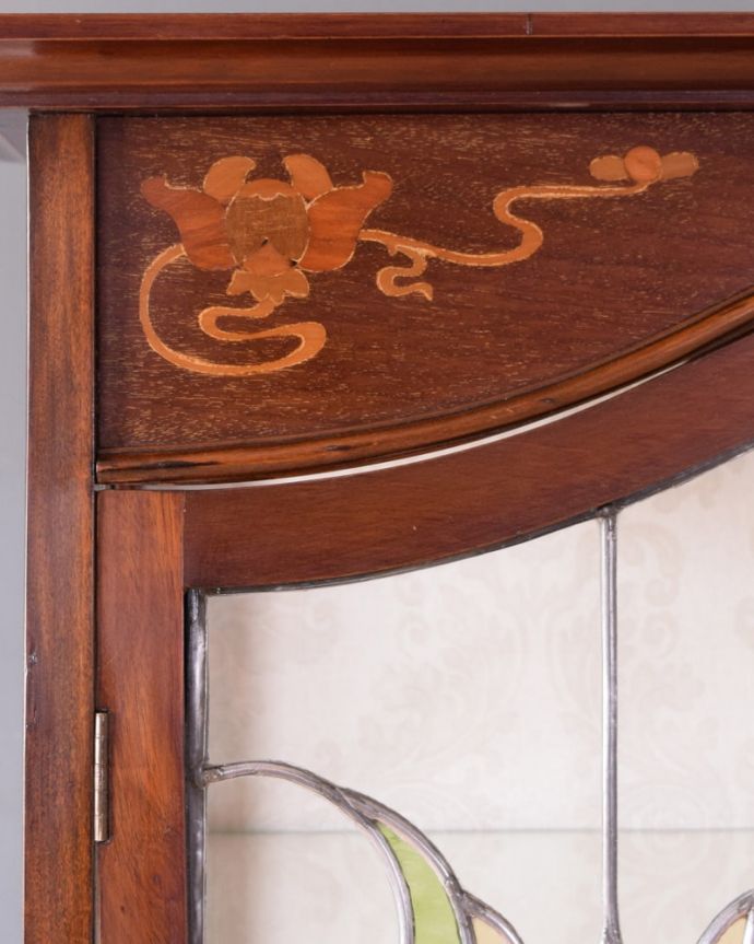 アンティークのキャビネット アンティーク家具 アールヌーボーデザインのアンティーク家具、ステンドグラス扉が美しいガラスキャビネット。職人技が光っています。(k-2656-f)