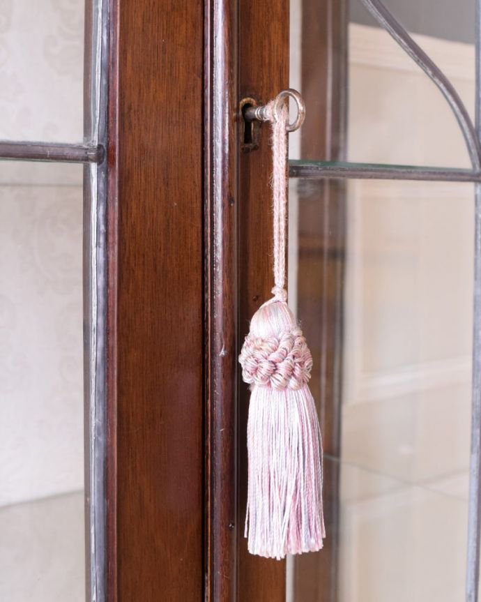 アンティークのキャビネット アンティーク家具 アールヌーボーデザインのアンティーク家具、ステンドグラス扉が美しいガラスキャビネット。鍵を使って開けて下さいおとぎ話から出てきたような可愛いアンティークの鍵で開け閉め出来ます。(k-2656-f)