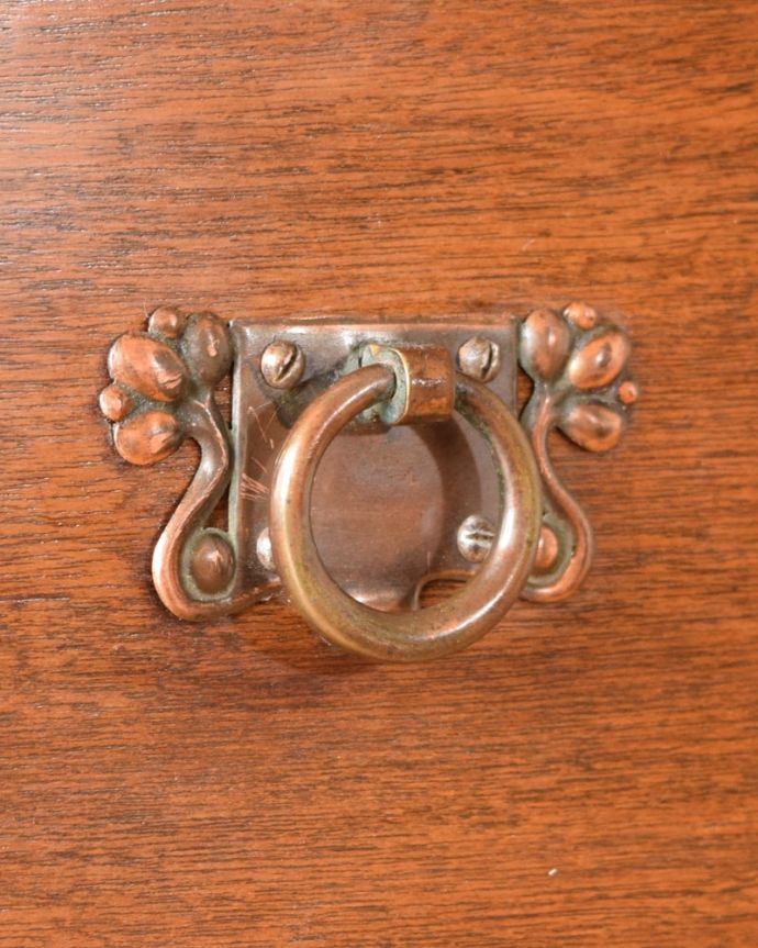 アンティークのキャビネット アンティーク家具 アールヌーボーデザインのアンティーク家具、ステンドグラス扉が美しいガラスキャビネット。アンティークらしい取っ手取っ手にもアンティークらしさが。(k-2656-f)