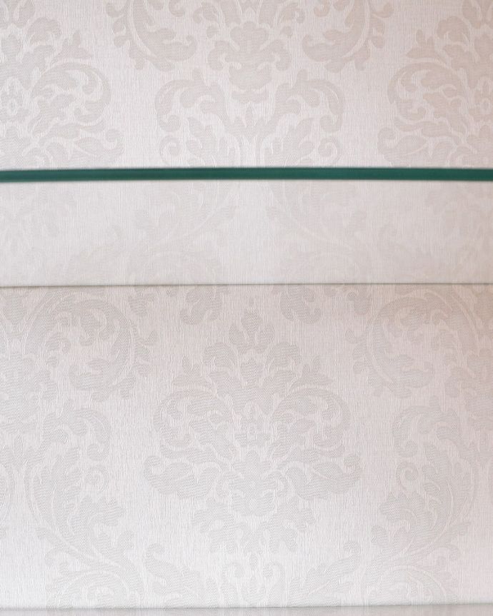 アンティークのキャビネット アンティーク家具 アールヌーボーデザインのアンティーク家具、ステンドグラス扉が美しいガラスキャビネット。新しい生地で張り替えましたキャビネットの表情に合わせて新しい背板の生地を選びました。(k-2656-f)